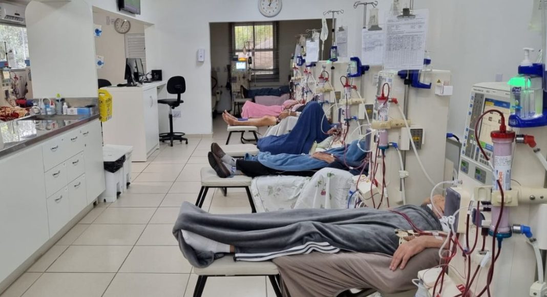 profissionais da Renal Vida de Brusque explicam cuidados e detalhes do procedimento