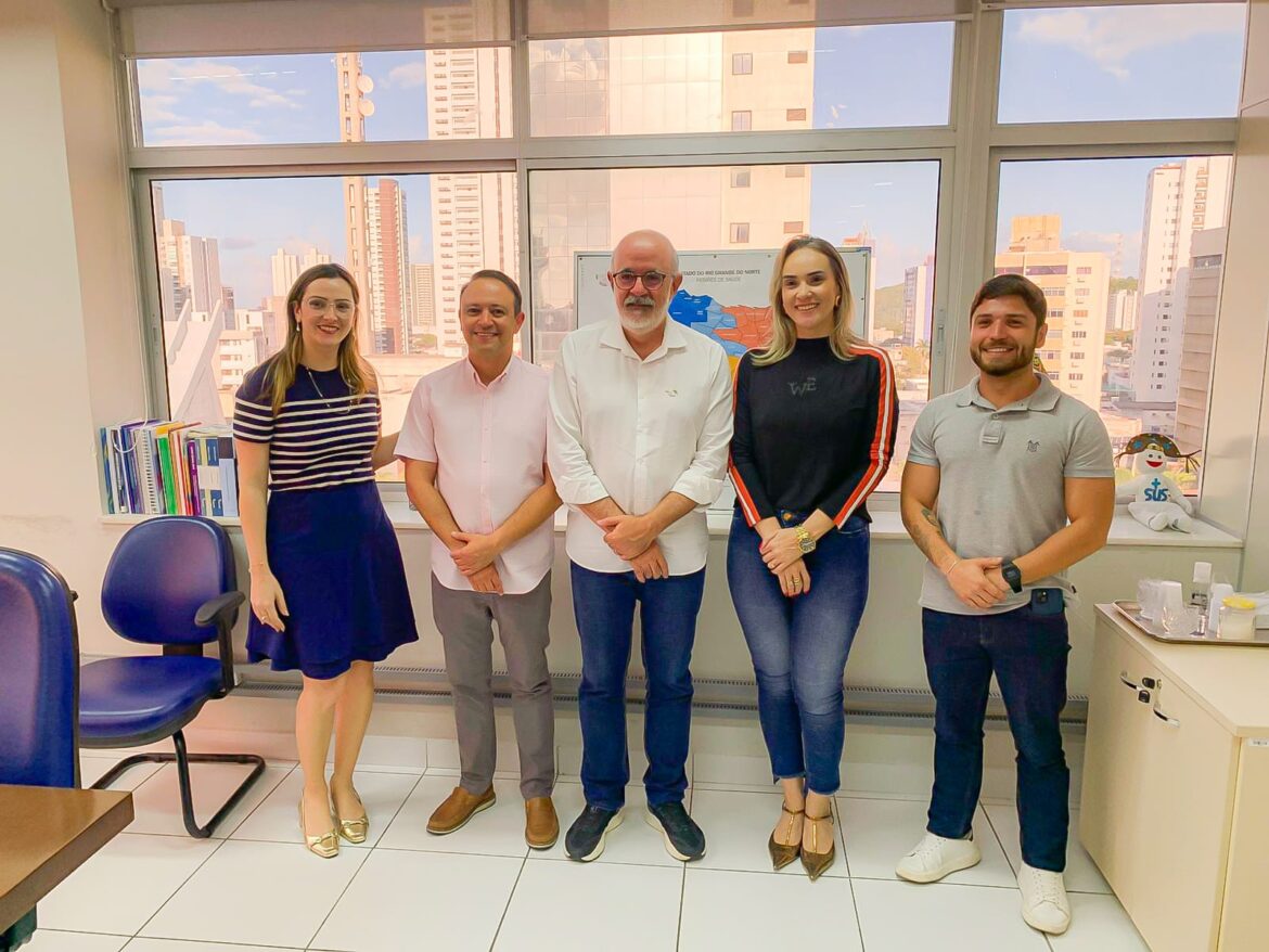 Prefeito de Assú articula reabertura da hemodiálise e expansão dos serviços do Hospital Regional