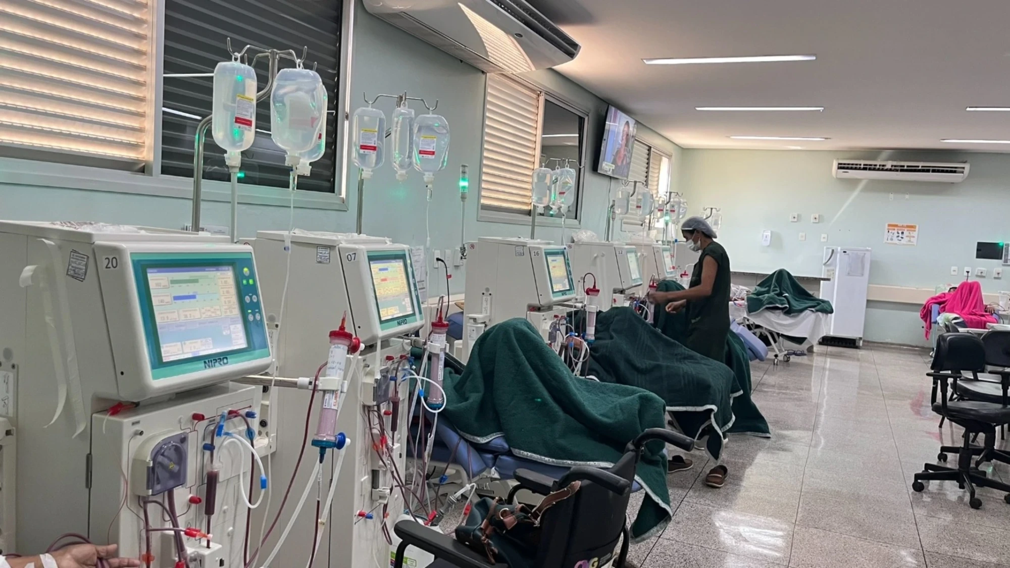 Terceiro turno de hemodiálise na Santa Casa deve retirar 70 pacientes da fila em Goiânia