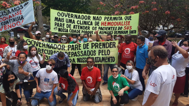 PACIENTES RENAIS FAZEM PROTESTO EM FRENTE A SECRETARIA DE SAÚDE DO GDF