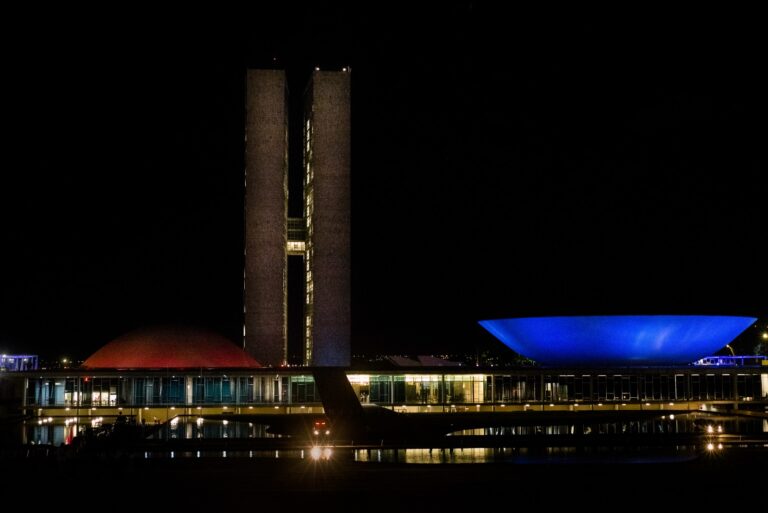 Iluminação especial no Congresso integra ações pelo Dia Nacional da Diálise