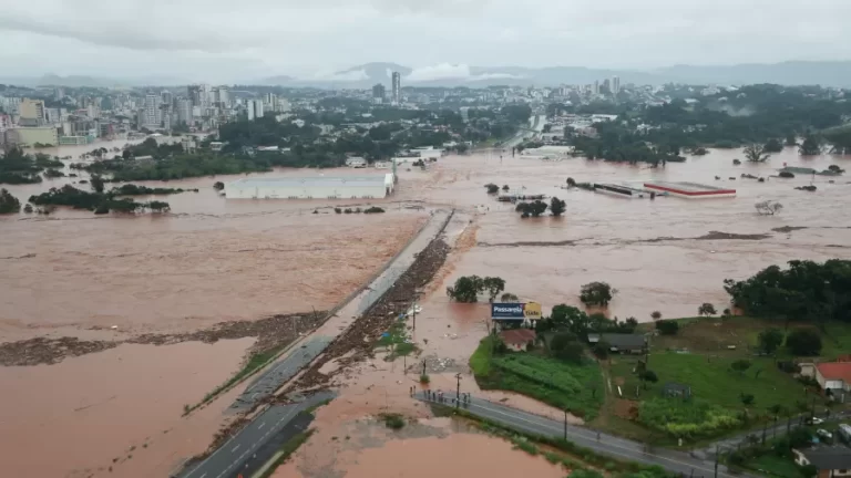 Paciente em hemodiálise cruza ponte interditada a pé para pegar ambulância